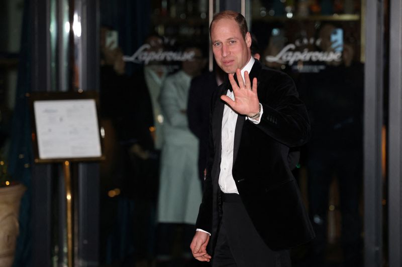 &copy; Reuters. William, príncipe de Gales, do Reino Unido, acena ao chegar para jantar de gala beneficente da Ambulância Aérea de Londres
07/02/2024
REUTERS/Hollie Adams
