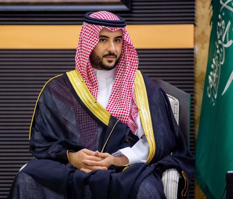 &copy; Reuters. وزير الدفاع السعودي الأمير خالد بن سلمان آل سعود خلال اجتماع بوزارة الدفاع في جدة بالسعودية. صورة من أرشيف رويترز.