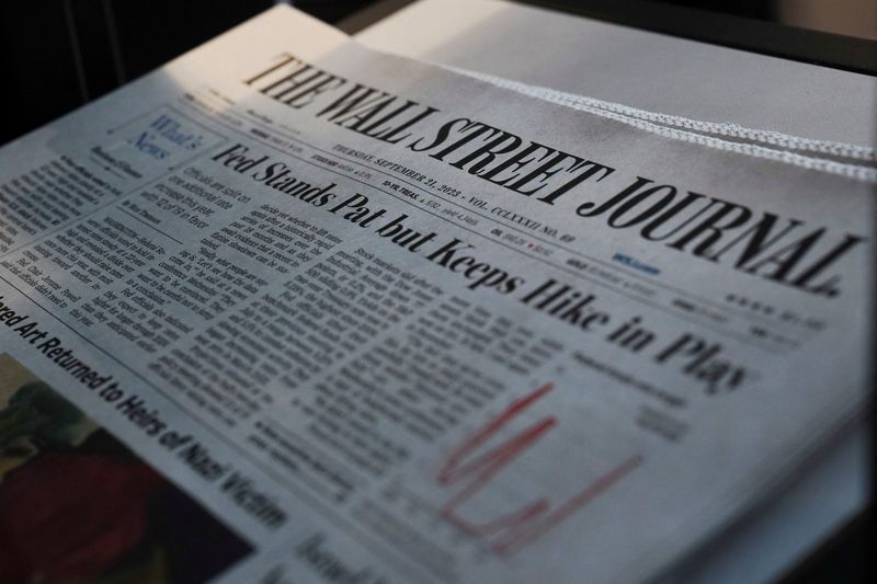 © Reuters. Copies of The Wall Street Journal newspaper are displayed for sale at a newsstand inside Moynihan Train Hall, after the announcement that Rupert Murdoch would step down as chairman of News Corp and Fox in favor of his son Lachlan Murdoch, in New York City, U.S., September 21, 2023.  REUTERS/Bing Guan/File Photo
