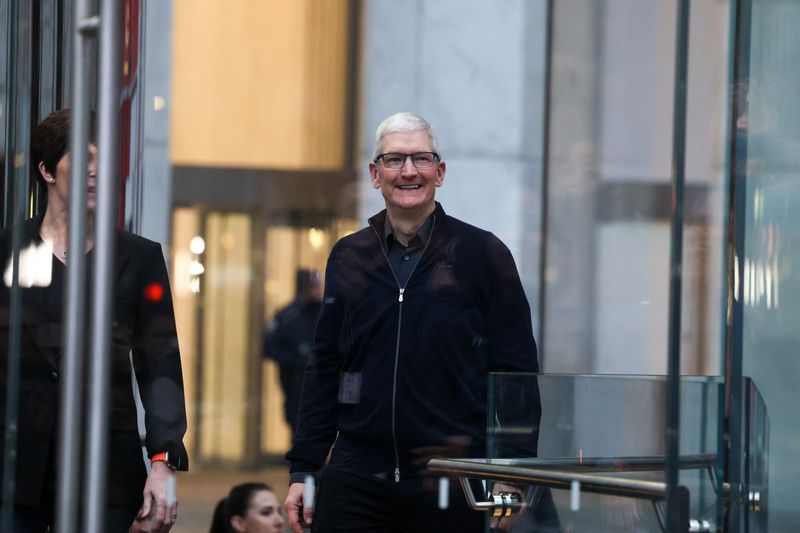 &copy; Reuters. Apple CEO Tim Cook walks at the Apple Fifth Avenue store as customers queue to buy Apple's Vision Pro headset, in Manhattan in New York City, U.S., February 2, 2024. REUTERS/Brendan McDermid/File Photo