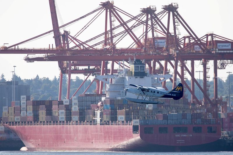 &copy; Reuters. 　２月７日、カナダ統計局が発表した２０２３年１２月の貿易収支は３億１２００万カナダドル（２億３１５０万米ドル）の赤字だった。写真はバンクーバーの港で昨年７月撮影（２０２４