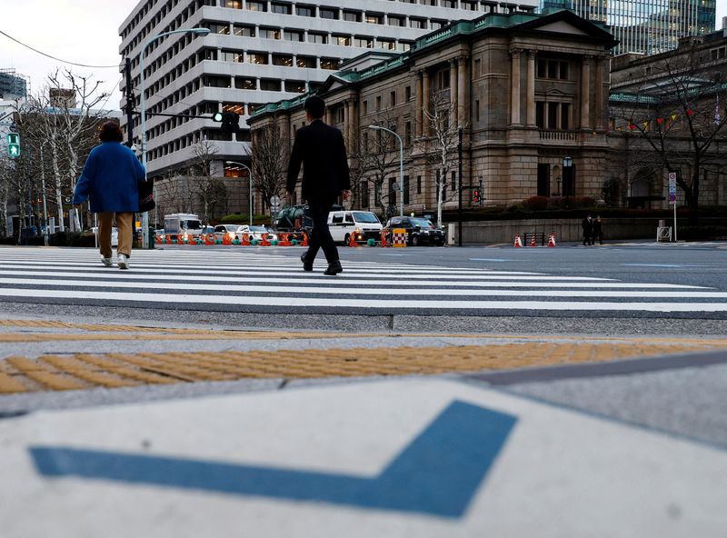 © Reuters. FILE PHOTO: People walk in front of the Bank of Japan building in Tokyo, Japan January 23, 2024. REUTERS/Kim Kyung-Hoon/File Photo