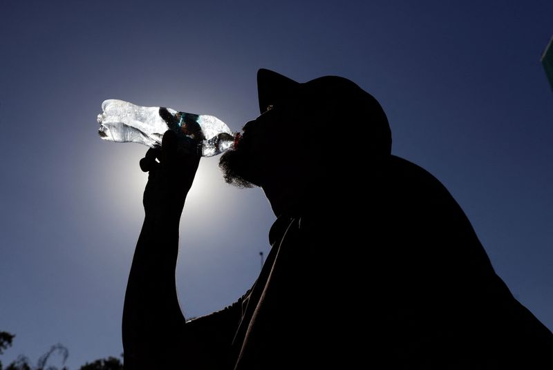 &copy; Reuters. رجل يشرب الماء أثناء موجة حارة في سانتياجو يوم  31 يناير كانون الثاني 2024. تصوير: صوفيا يانجاري- رويترز.