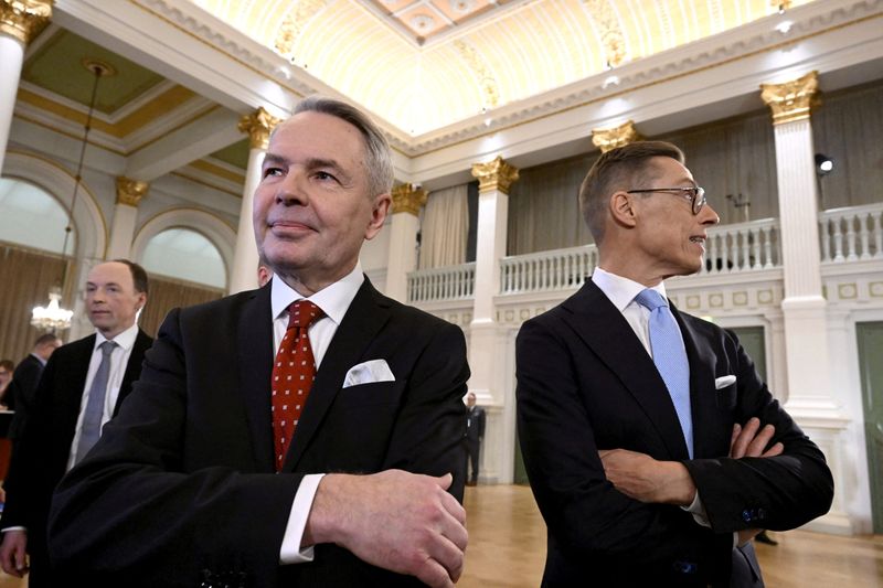 © Reuters. FILE PHOTO: Leaders after the early vote results, National Coalition Party candidate Alexander Stubb and social movement candidate Pekka Haavisto attend the presidential election event at the Helsinki City Hall in Helsinki, Finland, January 28, 2024. Lehtikuva/Markku Ulander via REUTERS/File Photo