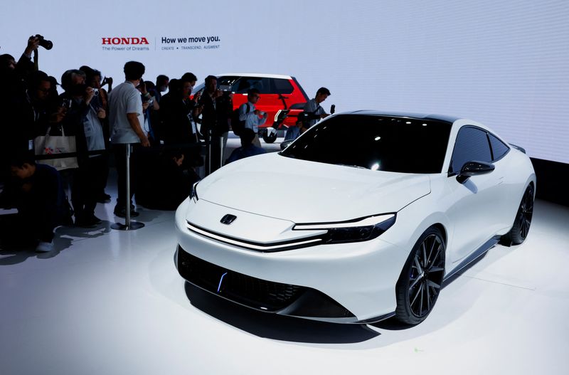 © Reuters. FILE PHOTO: A general view of the Honda Prelude Concept during its unveiling at a press day of the Japan Mobility Show 2023 at Tokyo Big Sight in Tokyo, Japan October 25, 2023.  REUTERS/Issei Kato