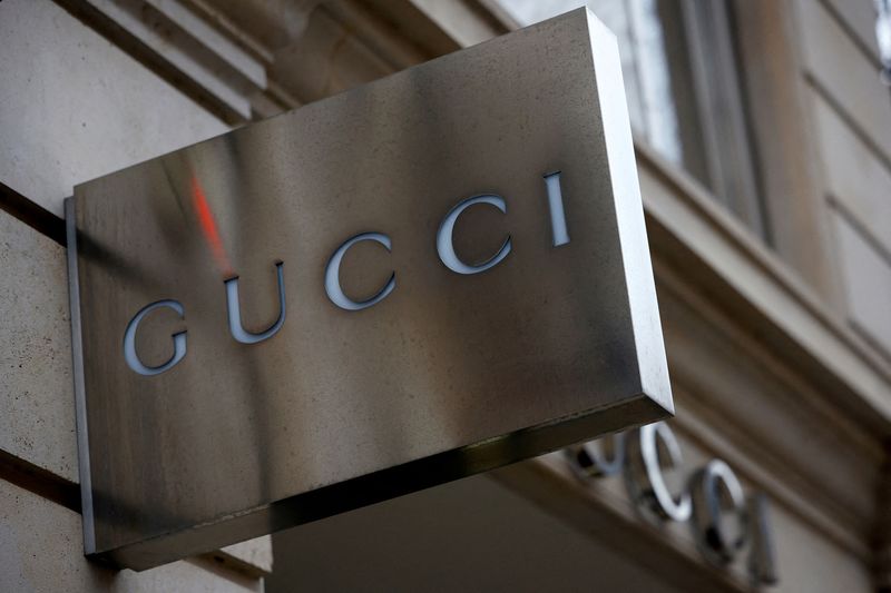 &copy; Reuters. Photo d'archives: Une enseigne Gucci à l'extérieur d'une boutique à Paris, en France. /Photo prise le 27 janvier 2023/REUTERS/Sarah Meyssonnier 
