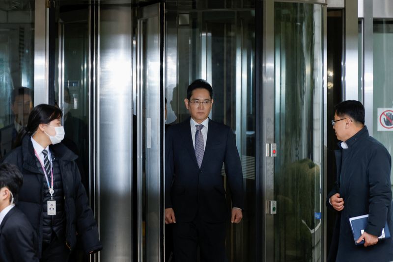 &copy; Reuters. Samsung Electronics Chairman Jay Y. Lee leaves a court in Seoul, South Korea, February 5, 2024. REUTERS/Kim Soo-hyeon