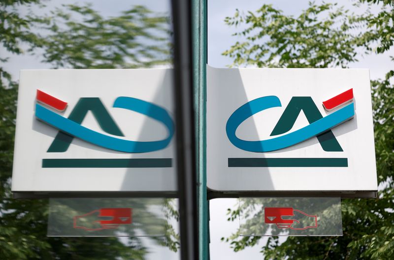 &copy; Reuters. FOTO DE ARCHIVO. Un logo de Crédit Agricole se refleja en una ventana de una oficina bancaria en Reze, cerca de Nantes, Francia. 20 de junio de 2022. REUTERS/Stephane Mahe