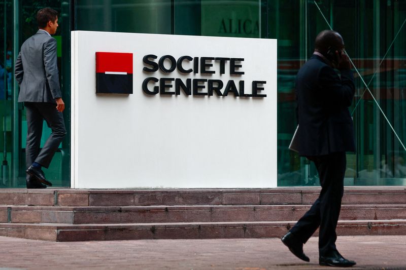 © Reuters. FOTO DE ARCHIVO. Varias personas caminan junto a un logo del banco francés Société Générale frente al rascacielos de la compañía en el distrito financiero y de negocios de La Défense, cerca de París, Francia. 14 de septiembre de 2023. REUTERS/Gonzalo Fuentes