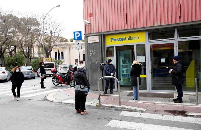 &copy; Reuters. Una filiale Poste Italiane a Bari. REUTERS/Alessandro Garofalo/