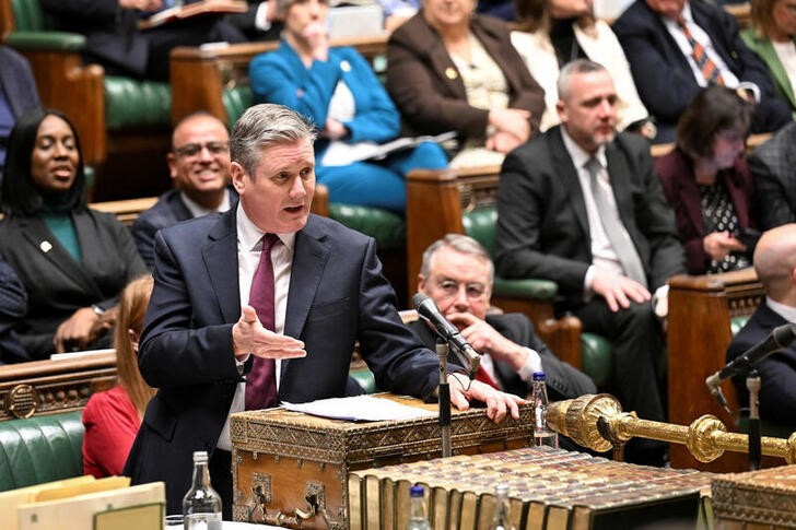 © Reuters. Keir Starmer, leader of Britain's Labour Party, speaks during Prime Minister's Questions, at the House of Commons in London, Britain, February 7, 2024. UK Parliament/Maria Unger/Handout via REUTERS 
