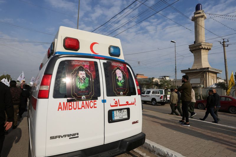&copy; Reuters. FOTO DE ARCHIVO: Una ambulancia transporta ataúdes de miembros de un grupo armado chií iraquí muertos por un ataque aéreo estadounidense en al-Qaim, en Bagdad, Irak. 4 de febrero de 2024. REUTERS/Ahmed Saad