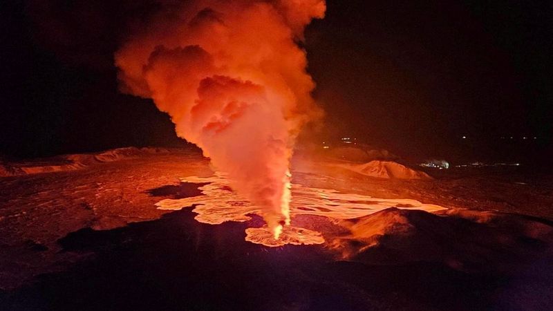 &copy; Reuters. Un volcan crache de la lave et de la fumée lors d'une éruption sur la péninsule de Reykjanes, en Islande. /Photo prise le 8 février 2024/REUTERS/Protection civile islandaise