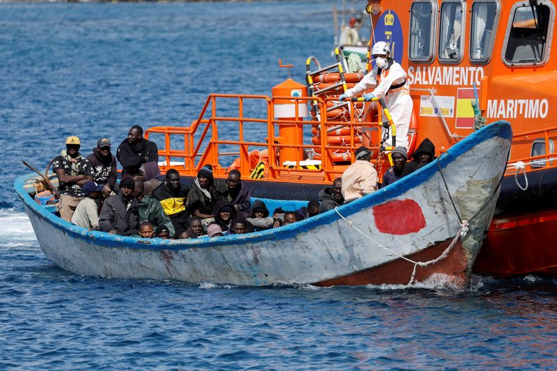 &copy; Reuters. FOTO DE ARCHIVO: Migrantes esperan para desembarcar de un barco tras ser rescatados por un buque de la guardia costera española en el puerto de Arguineguín, España 3 de febrero de 2024. REUTERS/Borja Suarez/Foto de archivo