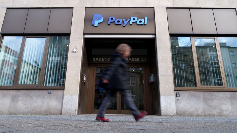 &copy; Reuters. A pedestrian walks past the PayPal logo at an office building in Berlin, Germany, March 5, 2019.   REUTERS/Fabrizio Bensch/File Photo