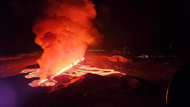 &copy; Reuters. Un volcán arroja lava y humo mientras entra en erupción en la península de Reykjanes, Islandia. 8 de febrero de 2024. Protección Civil de Islandia/Handout vía REUTERS 