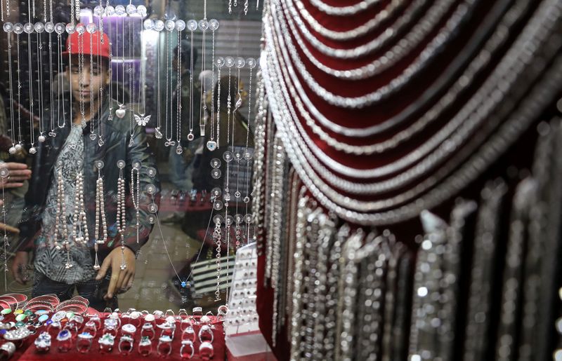 &copy; Reuters. صبي مصري ينظر إلى مشغولات فضية معروضة داخل أحد متاجر المجوهرات بالقاهرة في صورة من أرشيف رويترز . 