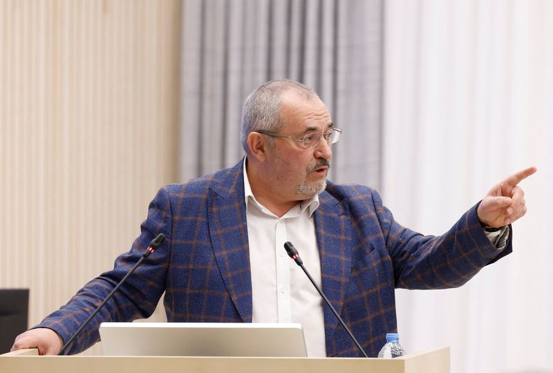 &copy; Reuters. Boris Nadezhdin, representante del partido político Iniciativa Civil que planea presentarse como candidato a la presidencia de Rusia en las elecciones de marzo de 2024, durante una sesión de la Comisión Electoral Central en Moscú, Rusia. 8 de febrero 