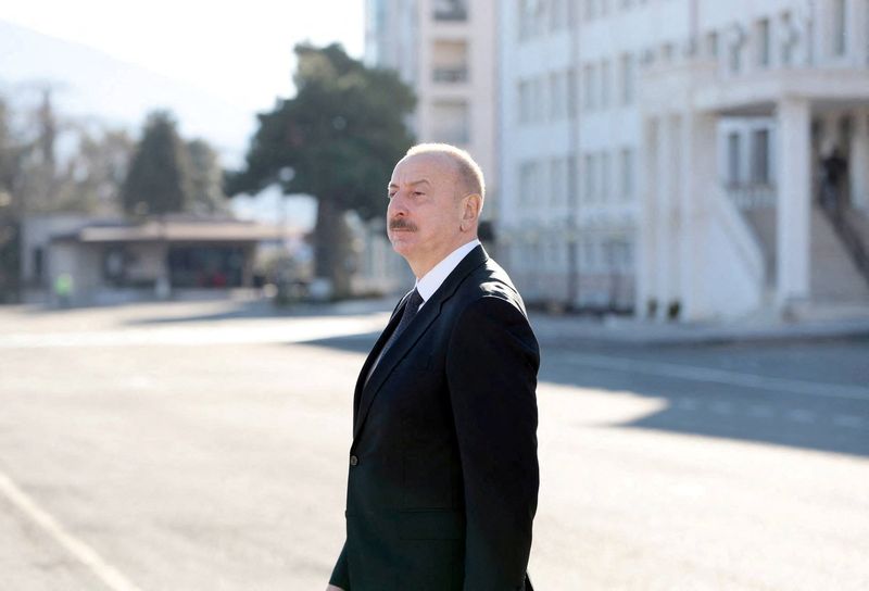 &copy; Reuters. Le président sortant de l'Azerbaïdjan et candidat aux élections présidentielles azéries en cours, Ilham Aliyev, sort d'un bureau de vote après avoir voté dans la ville de Khankendi, également connue sous le nom de Stepanakert par l'Arménie, en Az