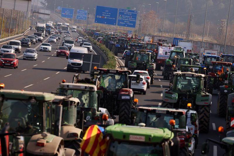 Centenares de tractores desbordan calles españolas en protesta por las políticas de la UE