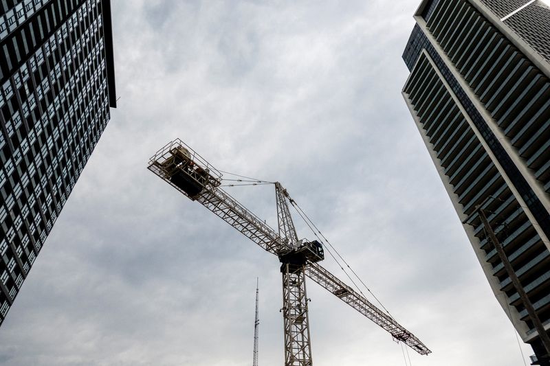 © Reuters. FILE PHOTO: A crane stands between condo buildings in Liberty Village neighbourhood in Toronto, Ontario, Canada July 13, 2022.  REUTERS/Carlos Osorio/File Photo