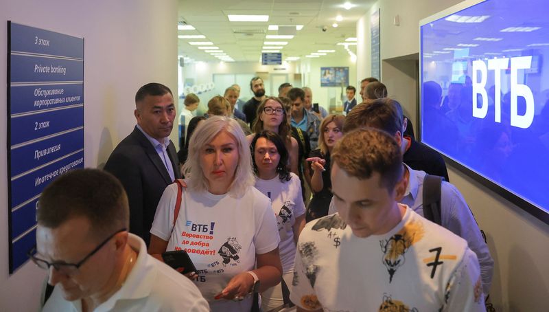 &copy; Reuters. Clients of the Russian bank VTB gather at its head office to meet with the bank's representatives and demand to reimburse their investments, lost due to the recent western sanctions imposed on Russia, in Moscow, Russia July 22, 2022. REUTERS/Evgenia Novoz