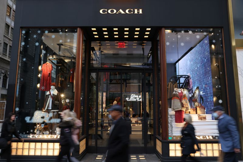 &copy; Reuters. FILE PHOTO: A view of a Coach store, a brand owned by Tapestry, Inc., in Manhattan, New York, U.S., November 15, 2021. REUTERS/Andrew Kelly/File Photo