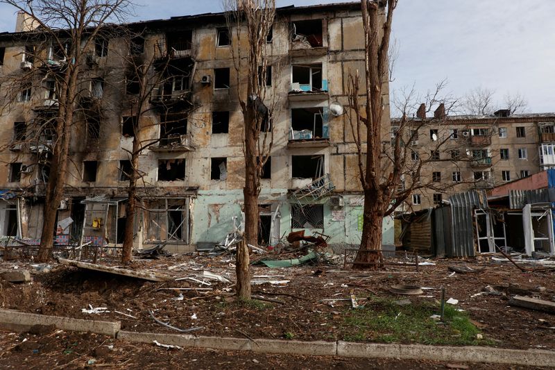 &copy; Reuters. منظر عام لمبان سكنية مدمرة جراء القصف الروسي على بلدة أفدييفكا في شرق أوكرانيا يوم الخميس . صورة لرويترز من إذاعة راديو أوروبا الحرة . 