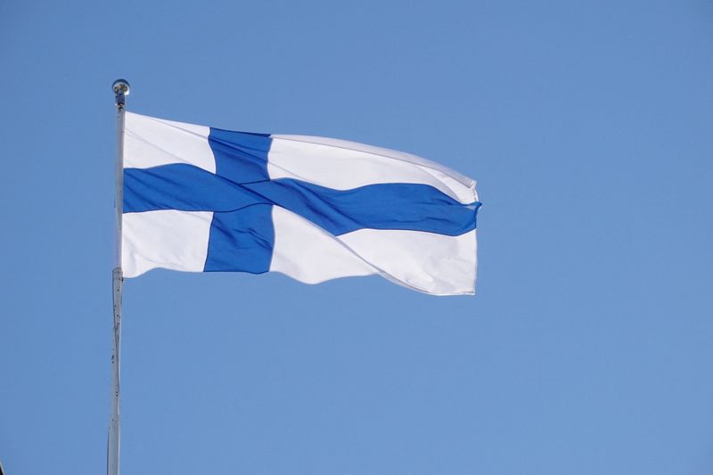 &copy; Reuters. FOTO DE ARCHIVO. La bandera finlandesa ondea fuera del ayuntamiento de Helsinki, Finlandia. 4 de abril de 2023. REUTERS/Tom Little
