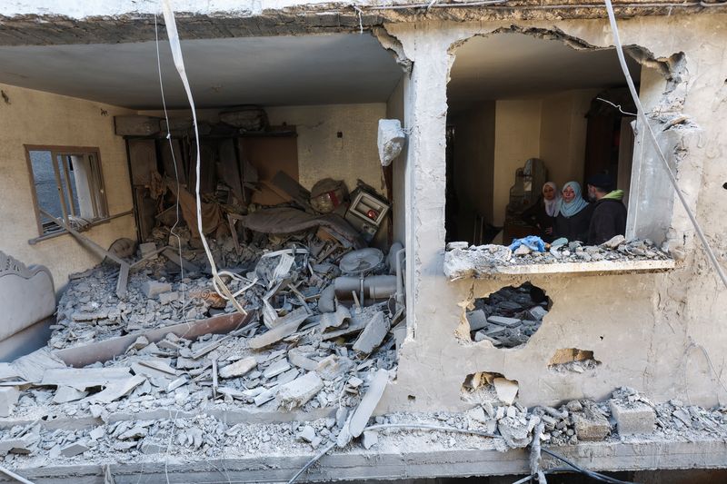 &copy; Reuters. Palestinesi ispezionano il luogo di un attacco israeliano a una casa, nel corso del conflitto in corso tra Israele e il gruppo islamista palestinese Hamas, a Rafah, nel sud della Striscia di Gaza, l'8 febbraio 2024. REUTERS/Ibraheem Abu Mustafa