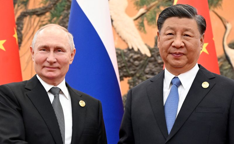 &copy; Reuters. الرئيس الصيني شي جين بينغ  يجتمع مع نظيره الروسي فلاديمير بوتين على هامش منتدى الحزام و الطريق في بكين في يوم 18 أكتوبر تشرين الأول 2023 . صورة ل