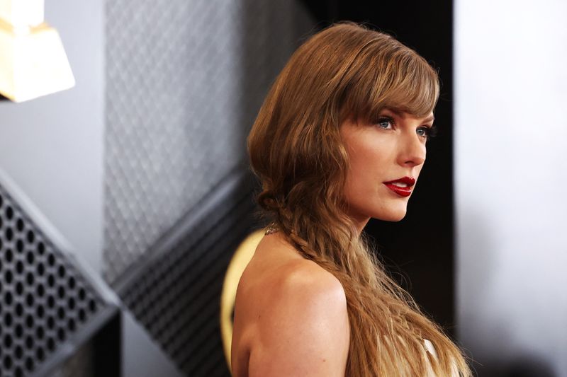 © Reuters. FILE PHOTO: Taylor Swift poses on the red carpet as she attends the 66th Annual Grammy Awards in Los Angeles, California, U.S., February 4, 2024. REUTERS/Mario Anzuoni/File Photo