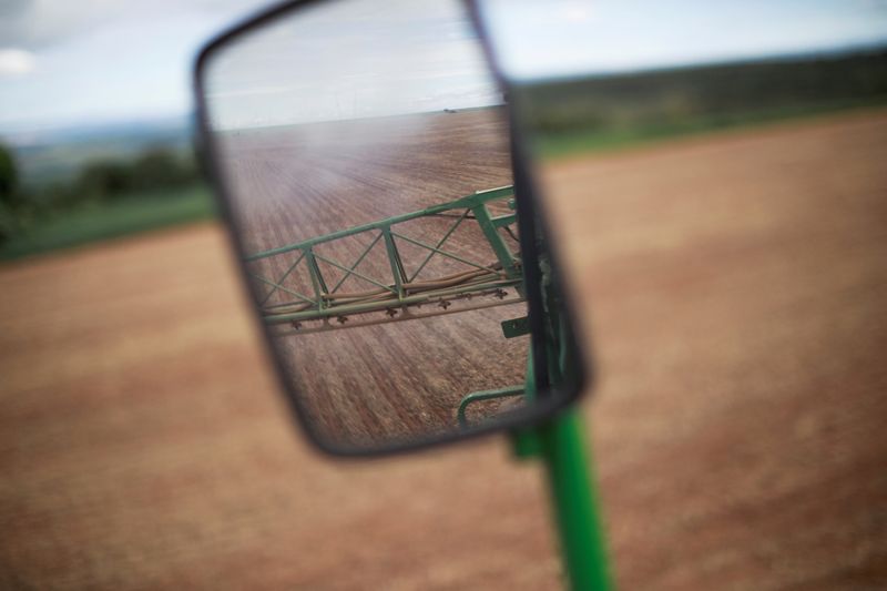 &copy; Reuters. FOTO DE ARCHIVO: Un espejo lateral de un tractor muestra herbicida siendo rociado en un campo de soja, cerca de Brasilia, Brasil 12 de febrero 2022. Foto tomada el 12 de febrero de 2022. REUTERS/Adriano Machado