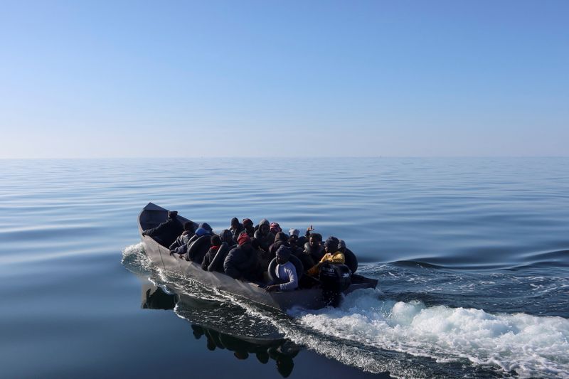 &copy; Reuters. FOTO DE ARCHIVO: Migrantes en un barco siendo detectados por guardacostas tunecinos en el mar durante su intento de cruzar a Italia, frente a Sfax, Túnez. 27 de abril de 2023. REUTERS/Jihed Abidellaoui