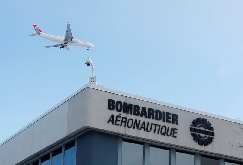 © Reuters. FOTO DE ARCHIVO: Un avión sobrevuela una planta de Bombardier en Montreal, Quebec, Canadá. 21 de enero de 2014. REUTERS/Christinne Muschi