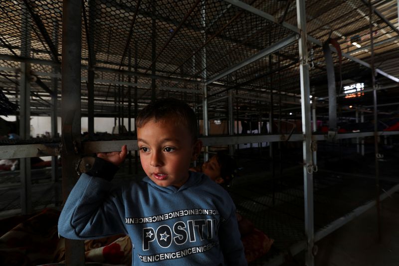 &copy; Reuters. FOTO DE ARCHIVO: Un niño palestino desplazado de la familia Hanoon en una granja avícola, donde él y su familia se refugian, en medio del conflicto en curso entre Israel y el grupo islamista palestino Hamás, en Ráfah, en el sur de la Franja de Gaza. 