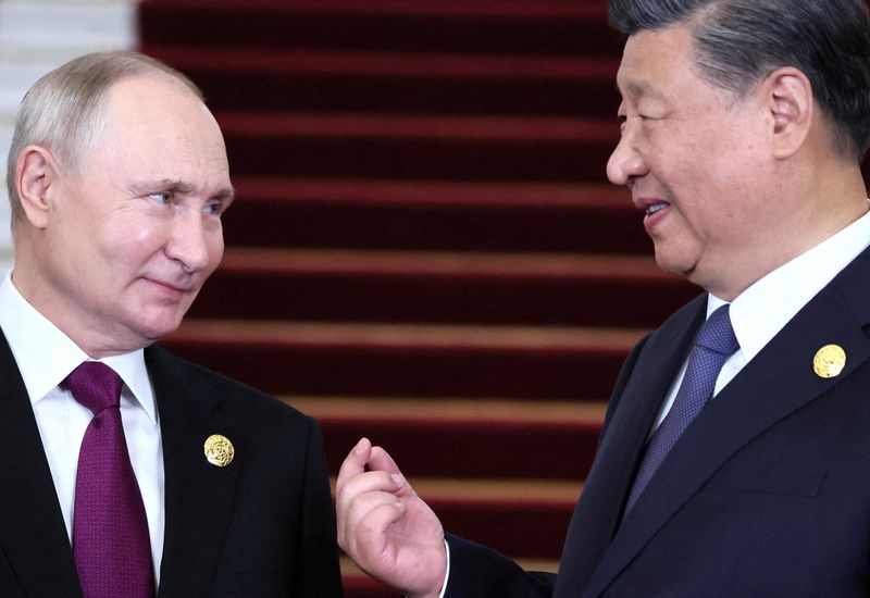 &copy; Reuters. Photo d'archives: Le président russe Vladimir Poutine s'entretient avec le président chinois Xi Jinping lors d'une cérémonie de bienvenue au Forum de la ceinture et de la route à Pékin, en Chine. /Photo prise le 17 octobre 2023/REUTERS/Sputnik/Serge