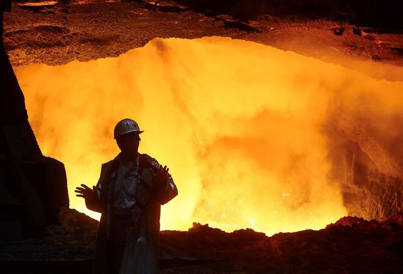 &copy; Reuters. FOTO DE ARCHIVO: Un trabajador de acero frente al fuego de un horno en la planta de acero de ThyssenKrupp en Duisburg, Alemania. 26 de julio de 2023. REUTERS/Wolfgang Rattay