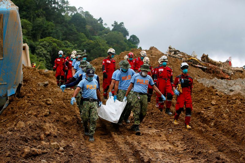 &copy; Reuters. Rescatistas transportan una bolsa para cadáveres mientras prosiguen las operaciones de búsqueda y rescate en el pueblo de Masara, Maco, Davao de Oro, Filipinas, afectado por un corrimiento de tierra
February 8, 2024. REUTERS/Mark Navales