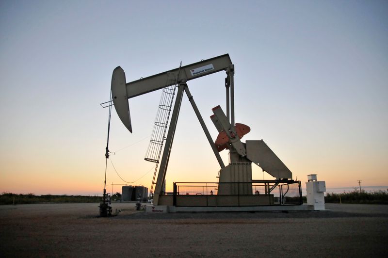 &copy; Reuters. A pump jack operates at a well site leased by Devon Energy Production Company near Guthrie, Oklahoma September 15, 2015.    REUTERS/Nick Oxford/File Photo
