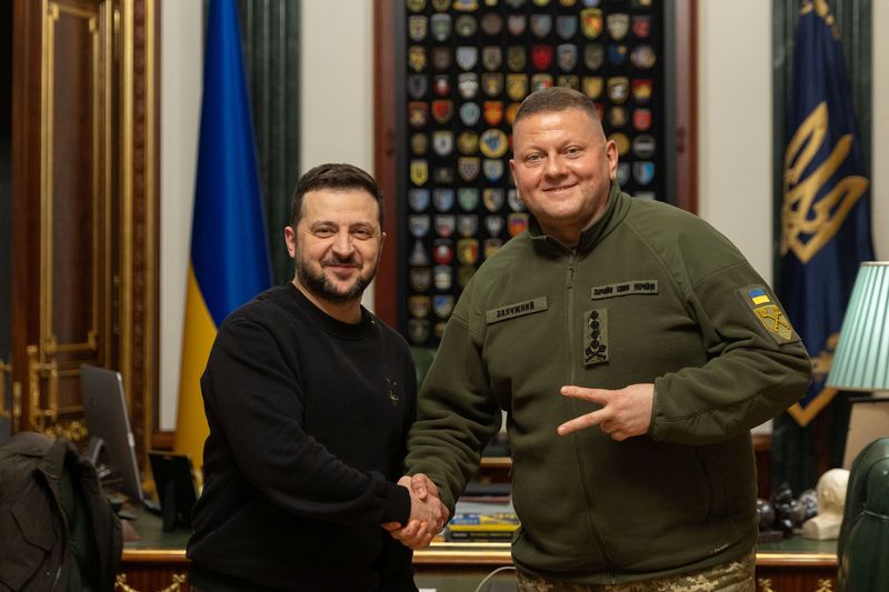 © Reuters. Ukraine's President Volodymyr Zelenskiy and Commander in Chief of the Ukrainian Armed Forces Valerii Zaluzhnyi shake hand and pose for a picture during their meeting, amid Russia's attack on Ukraine, in Kyiv, Ukraine February 8, 2024. Ukrainian Presidential Press Service/Handout via REUTERS
