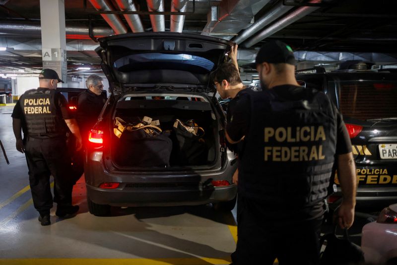 &copy; Reuters. Des agents de la police fédérale quittent le siège du Parti libéral lors d'une opération visant certains des principaux collaborateurs de l'ancien président Jair Bolsonaro à Brasilia. /Photo prise le 8 février 2024/REUTERS/Adriano Machado