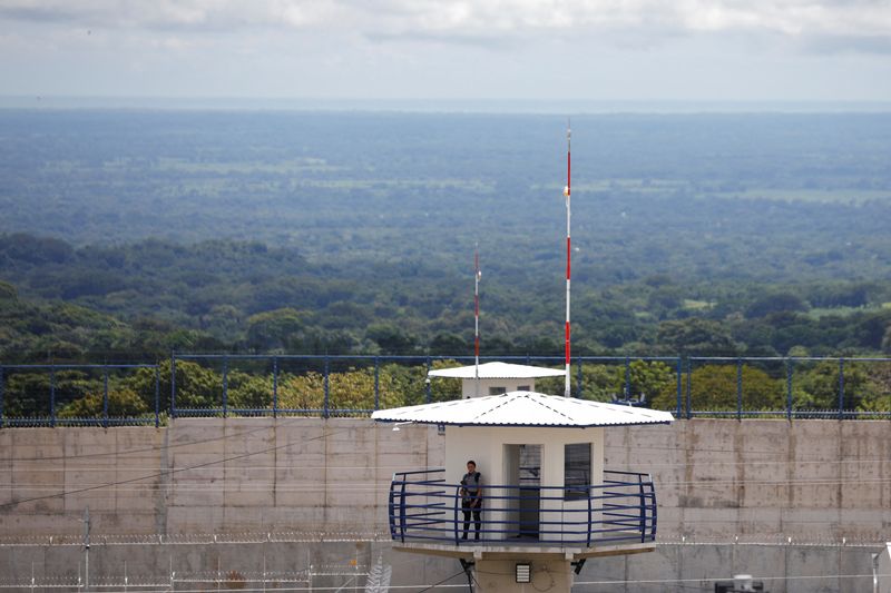 &copy; Reuters. Torre de vigilância de setor penitenciário projetado para abrigar 40 mil presos, em Tecoluca, El Salvador
12/10/2023
REUTERS/Jose Cabezas