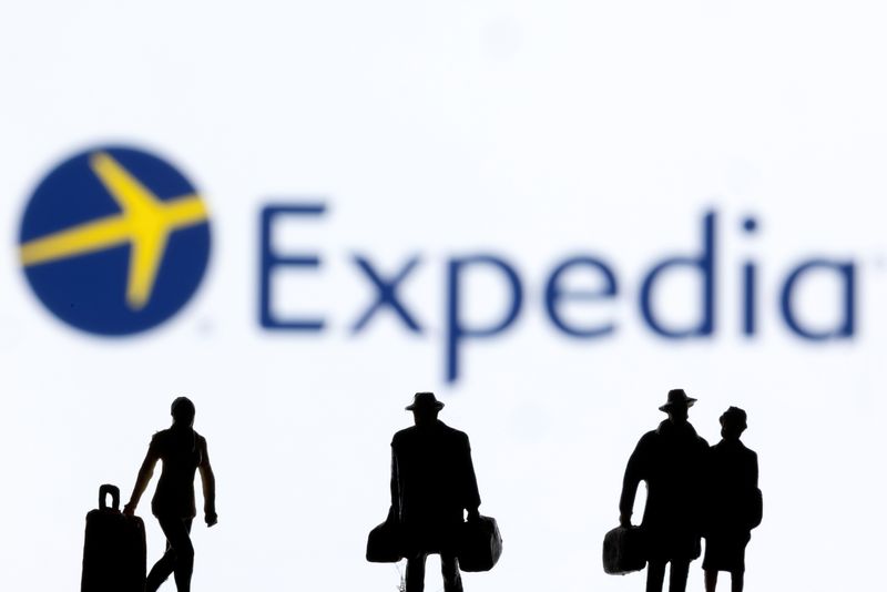 &copy; Reuters. Figurines are seen in front of the Expedia logo in this illustration taken February 27, 2022. REUTERS/Dado Ruvic/Illustration/File Photo