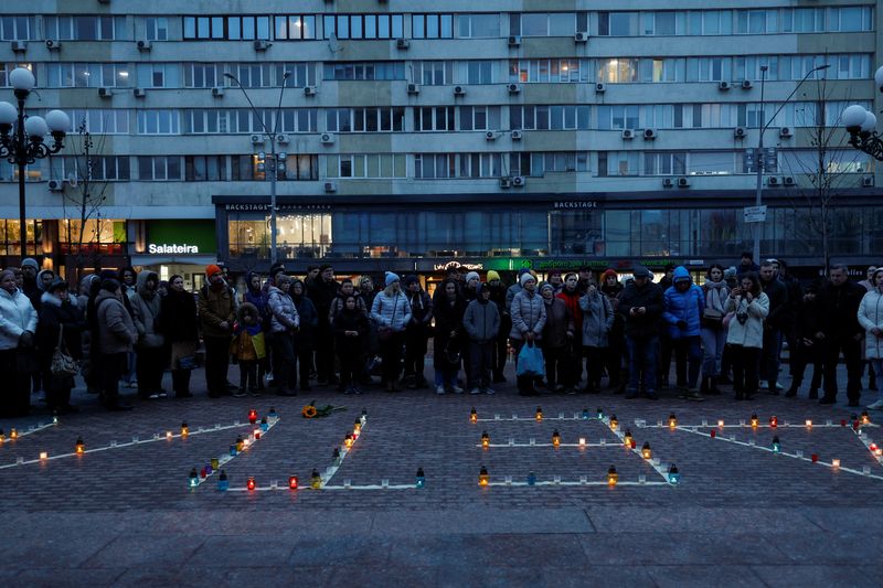 &copy; Reuters. مشاركون في فعالية أمام دار الأوبرا في كييف يوم 16 مارس آذار 2023 لتأبين من قتلوا في غارة جوية روسية استهدفت مبنى مسرح ماريوبول. تصوير: فالنتين أ