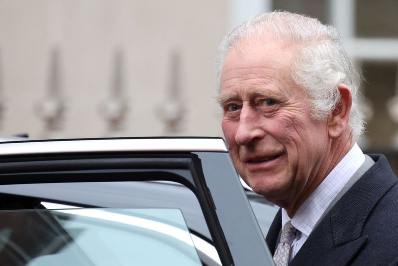 &copy; Reuters.  العاهل البريطاني الملك تشارلز يبتسم لدى مغادرته مستشفى لندن كلينك بعد خضوعه للعلاج من تضخم البروستاتا يوم 29 يناير كانون الثاني 2024. تصوير : ه
