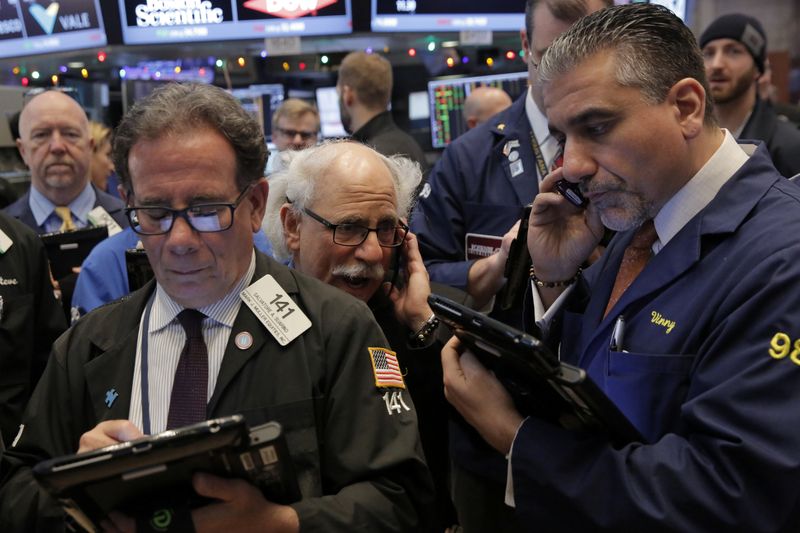 &copy; Reuters. Des traders travaillent à la bourse de New York. /Photo prise le 14 décembre 2016/REUTERS/Lucas Jackson