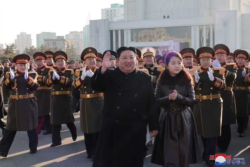 &copy; Reuters. El líder norcoreano Kim Jong Un y su hija Kim Ju Ae visitan el Ministerio de Defensa Nacional con motivo del 76 aniversario de la fundación del Ejército Popular de Corea en Pyongyang, Corea del Norte, en esta imagen difundida el 9 de febrero de 2024 po