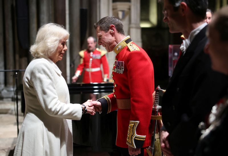 &copy; Reuters. Rainha Camilla cumprimenta o capitão Robert Smith, diretor de Música da Grenadier Guards Band, durante noite musical na Catedral de Salisbury, Inglaterra
08/02/2024
Chris Jackson/Pool via REUTERS
