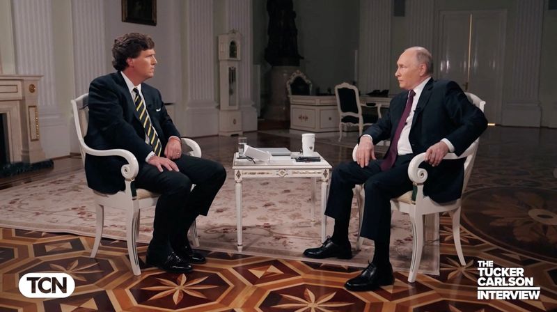 &copy; Reuters. الرئيس الروسي فلاديمير بوتين يتحدث خلال مقابلة مع مذيع التلفزيون الأمريكي تاكر كارلسون في موسكو بتاريخ السادس من فبراير شباط 2024. صورة لرويت